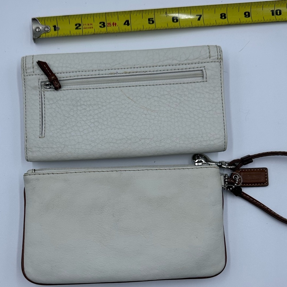 Coach Vintage Tan and White Leather Wristlet wallet pair ink needs cleaning - Picture 9 of 10
